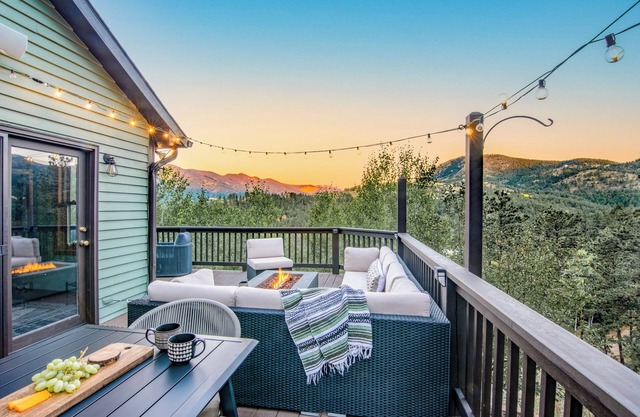 Sunset Mountain Views 5 min to Town on 3 Acres, Firepit, Grill, Fenced Yard