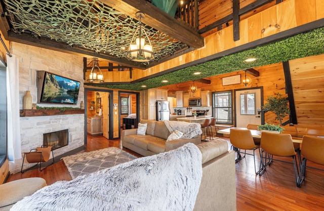 Sunset Ridge cabin 21 miles from Chatt, TN! Indoor pool & hot tub!