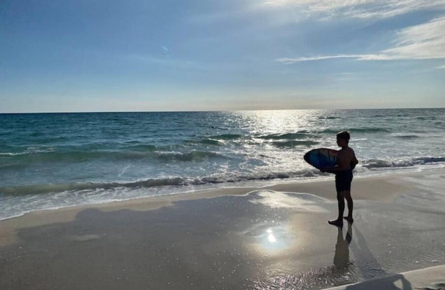 Sunset Surf House-5bdrm-12beds-sleeps14-wlk to bch