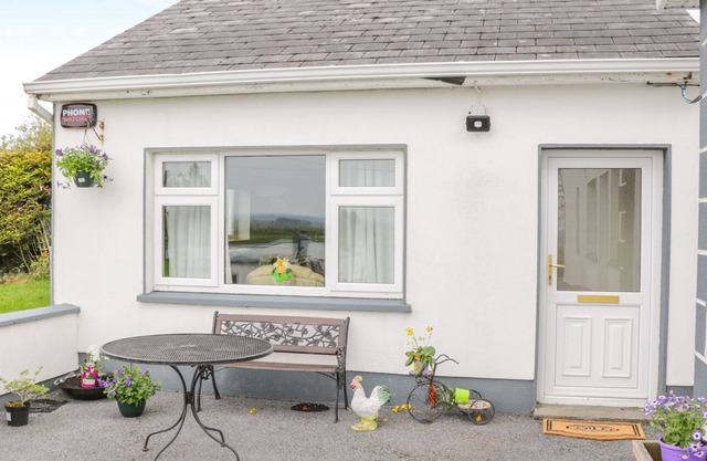 SUNSET VIEW, pet friendly, with a garden in Creggs, County Galway