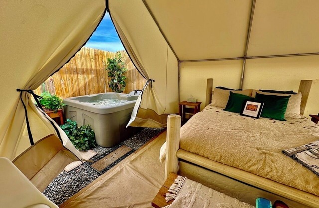 “Sunshine” Glamping, Private Bath + Hot Tub