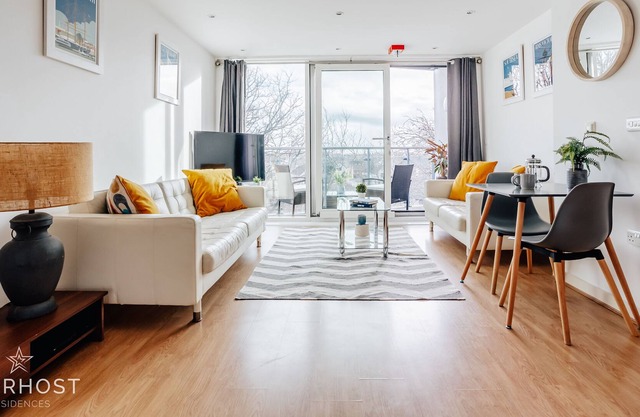 Super 1 Bedroom Apartment with balcony in Gunwharf Quays
