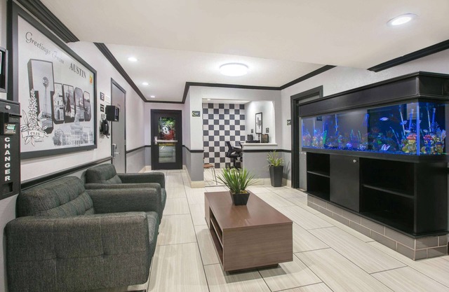 Super 8 by Wyndham Austin University/Downtown Area