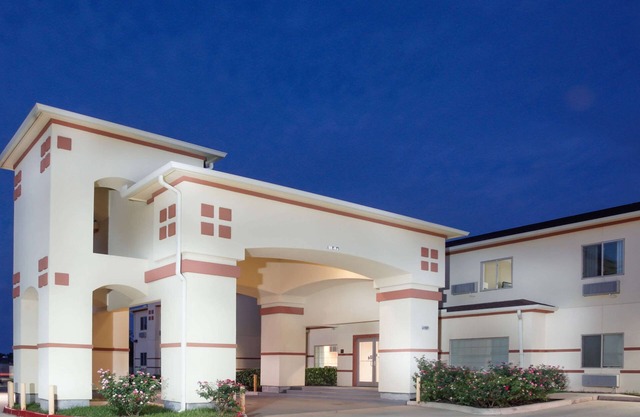 Super 8 by Wyndham Brenham TX