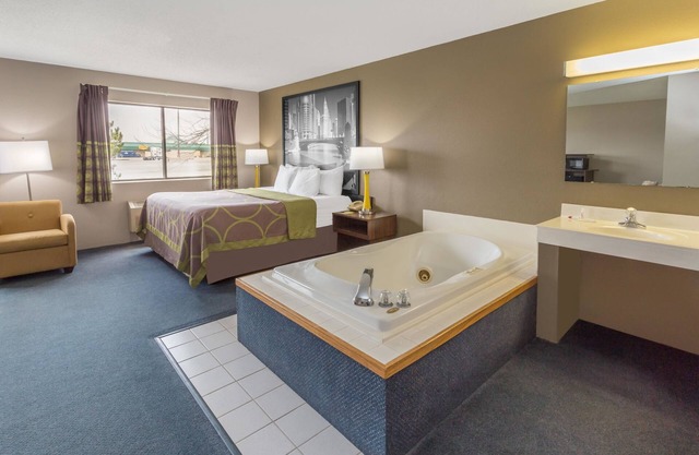 Super 8 by Wyndham Hebron Lowell Area