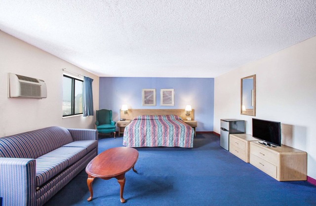 Super 8 by Wyndham Hot Springs
