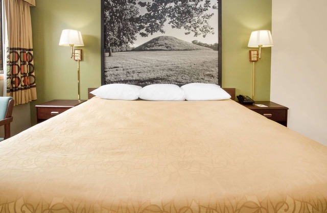 Super 8 by Wyndham Normal Bloomington