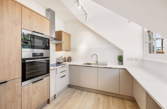 Super Central Flat in Brighton Sleeps 6 with WiFi by PureStay