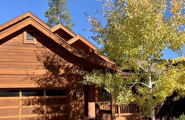 SUPER CLEAN Luxury home w/hot tub & steam shower. Walk to town & regional park!