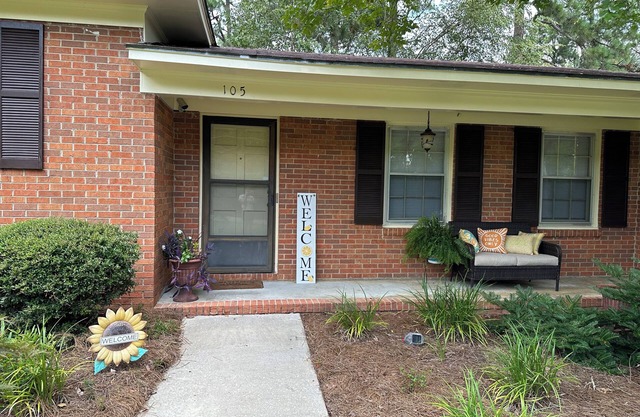 SUPER CLEAN , Spacious split level house sleeps 8 in the Heart of Statesboro