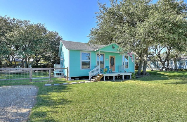 SUPER CUTE! COASTAL BEND COTTAGE! Book July & August dates!
