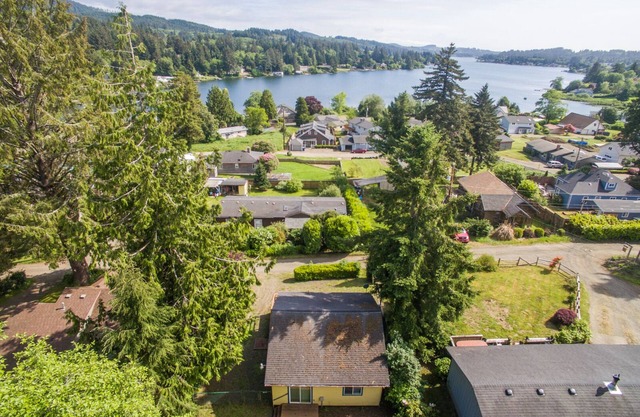 Super cute lake view pet friendly cottage, large deck, beach access close by