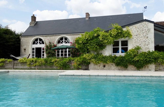 Superb, large property: swimming pool, tennis court 30 mins from the Châteaux de la Loire