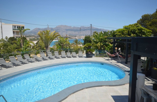 Super Location. Sea at 70m, Beach 300m, Wifi, Aircon, BBQ, 3 Gen Family, Party