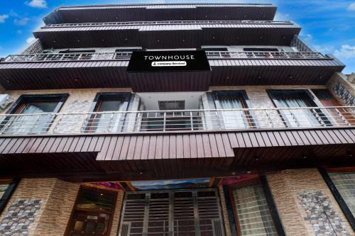 Super Townhouse Naya Gaon Formerly Hotel Paradise