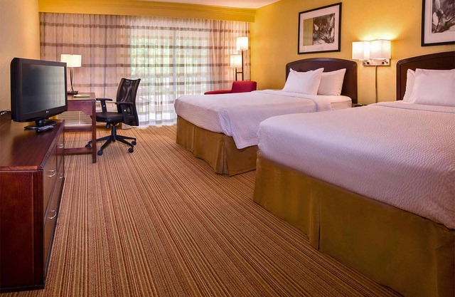 Super Value Accommodations! 4 Units W/FREE Parking, Pets Allowed, Pool!