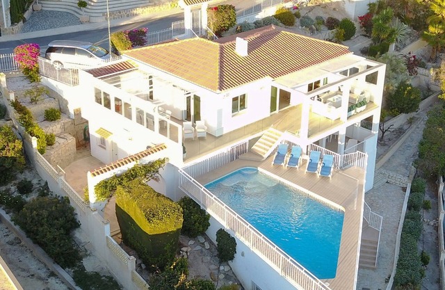 Super Villa: pool, air-co. free wifi, sea views, for 10 people.