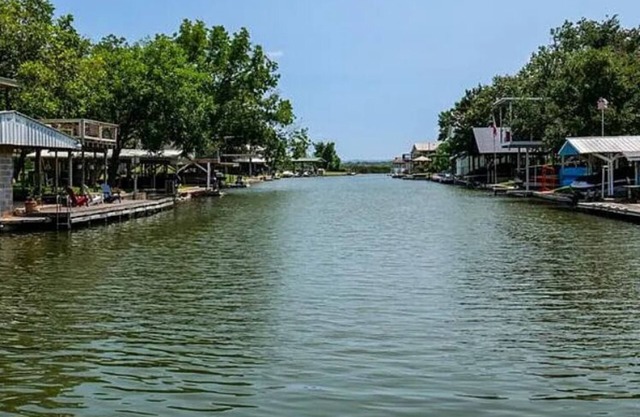 Superb 3-bedroom lakefront house with AC in Kingsland