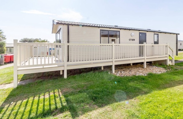 Superb 8 berth caravan for hire in Suffolk at Kessingland Beach ref 90003DW