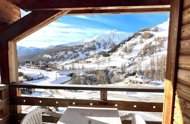 Superb apartment for 7 people PMR with sauna pool close to the slopes and shops!