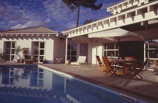 Superb contemporary wooden villa with pool, between Basin and ocean