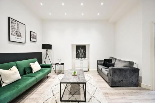 Superb Ealing Broadway Apartment- Steps to Tube & City Attractions