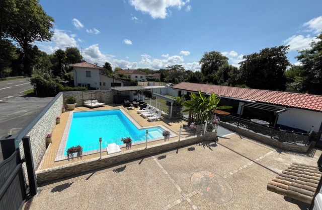 Superb 21 person house with spa, swimming pool, billiards, darts and table tennis.