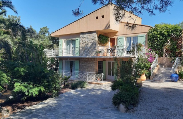 Superb ground floor villa renovated on the top of Hyères 6 minutes from the beaches