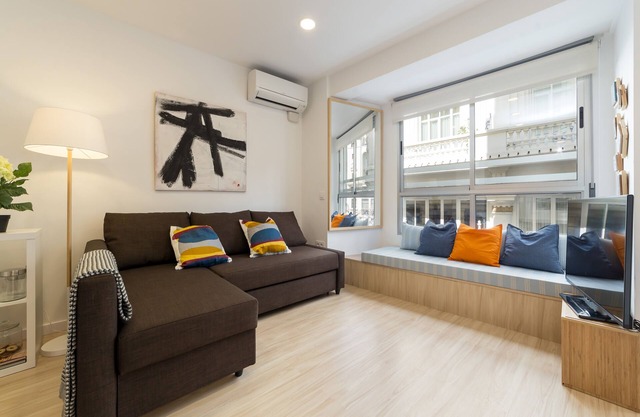 SUPERB LOCATION FOR DISCOVERING VALENCIA, STILYSH & CENTRAL WITH BALCONY.