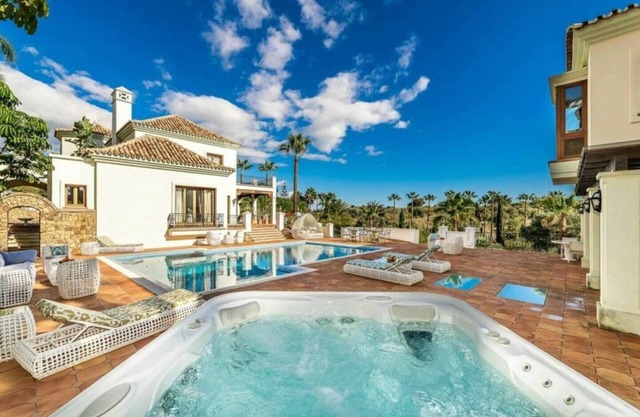 Superb Mansion of 13 bedrooms, stunning garden and impressive views!