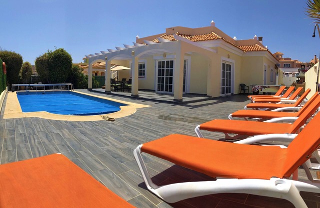 Superb private golf villa, Sky Tv & 300mb INTERNET, and pool table.