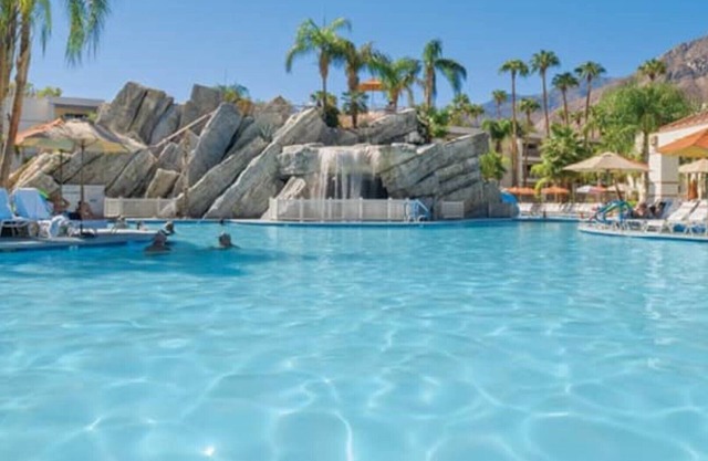 SUPERB SURROUNDINGS! 2BDR(6) POOL! BAR! KITCHEN!