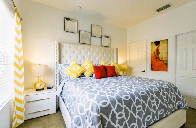 Superb Townhouse Newly Renovated 1.5 miles to Disney