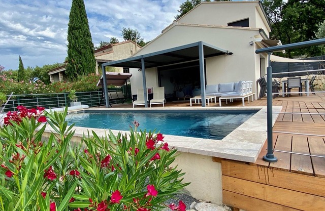 Superb villa, very comfortable. 5 stars. Air conditioning, swimming pool, Jacuzzi and sauna.
