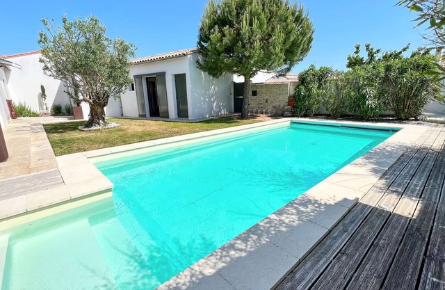 Superb villa with pool in the heart of the village
