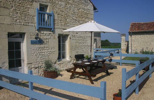 Superb well equipped 3 bedroom gite with swimming pool on Loire/Vienne border