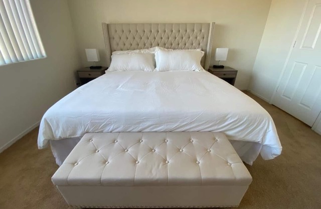 Superhost 5 Star ⭐️ Service 2 Bedroom Apartment with Vaulted Ceilings