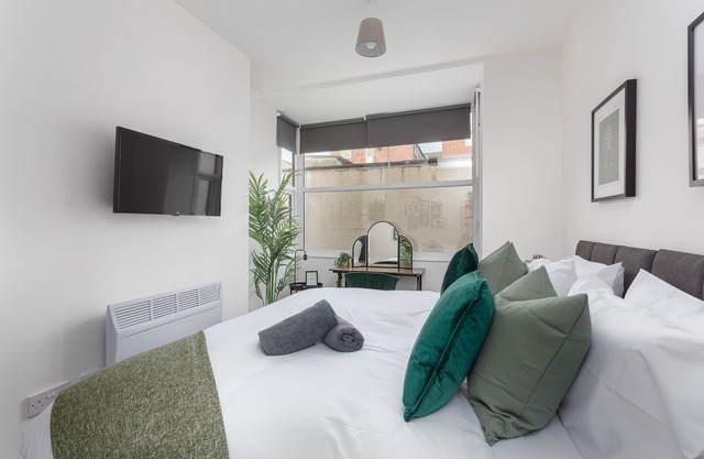 Superior One Bed Apartment, Sleeps 4, Central Location