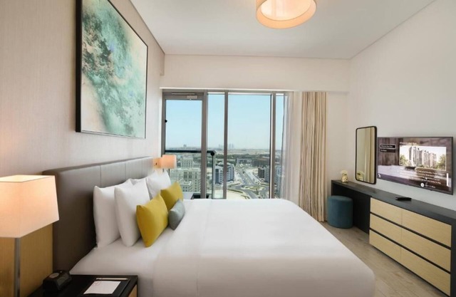 Superior One Bedroom Apartment Near Circle Mall 01