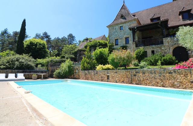 SUPERIOR PROPERTY WITH HEATED POOL SET ON A HILLY POSITION