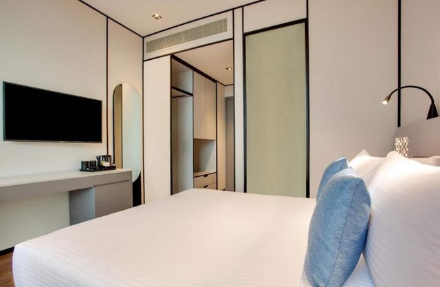 Superior Room Near Nostalgia Cafe By Luxury Bookings