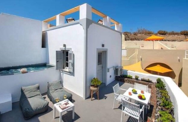 Superior Suite with outdoor Jacuzzi, 10-min walk from Oia
