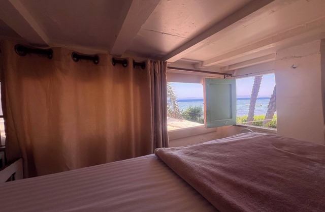 Surf Cabin - sea front getaway