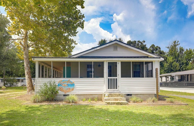 Surf City Cottage w/ Spacious Deck - 2 Mi to Beach