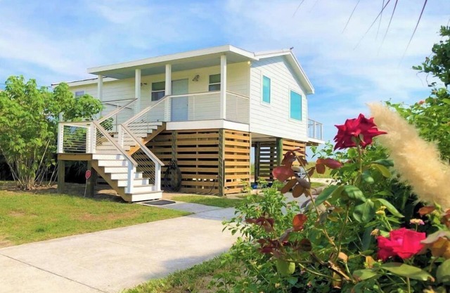 SurfShack OceanFront House@Folly Walk to Bars&Rest