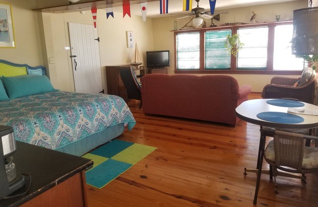 Surfside Beacon - Studio apt. upstairs
