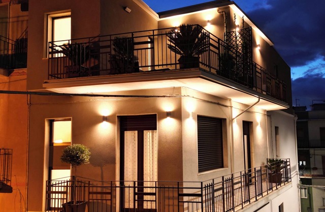 SVR PALACE BRONTE CITTA' DEL PISTACCHIO ETNA, ACCOGLIENTE PALAZZETTO 3 CASE