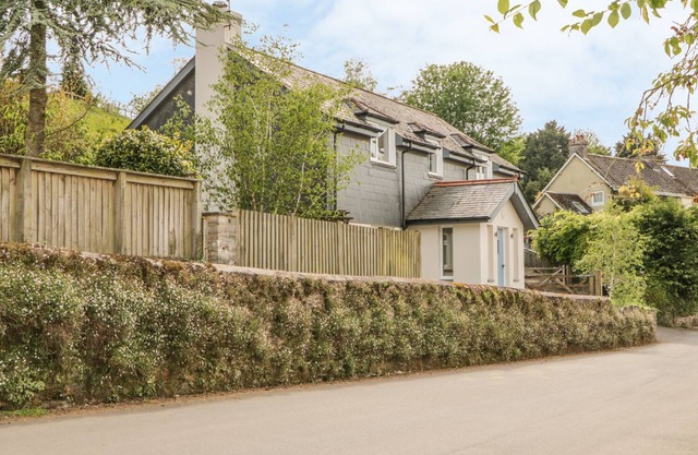 SWALLOWS, family friendly, country holiday cottage in Cornworthy