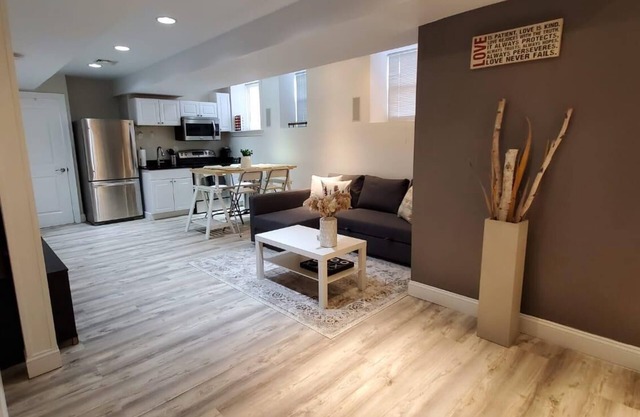 Swanky 1 Bedroom unit nr. universities/hospitals/Restaurants/T/Downtown/Seaport