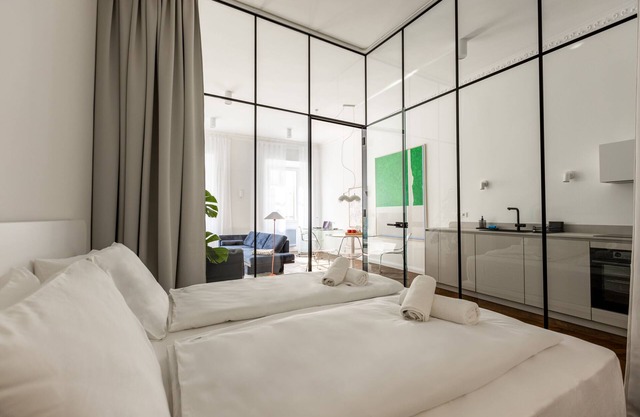 Swanky residence, premium bright apartment, 4 stars, city centre, free parking